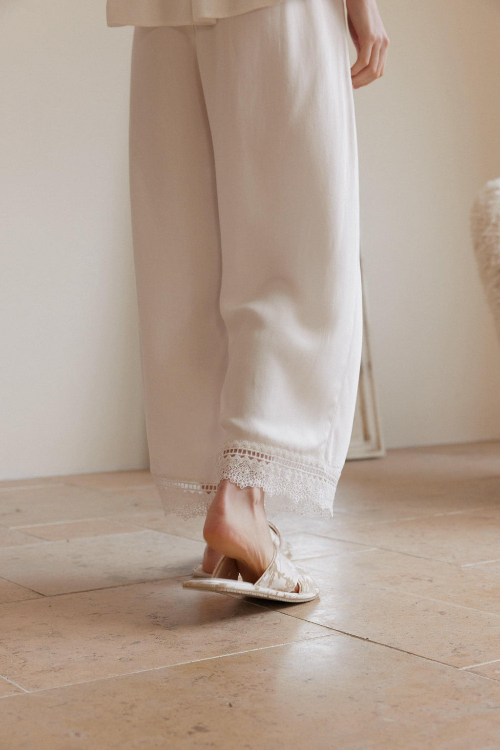 Women's Soft White Lace-Trimmed Viscose Sleepwear Set - Elegant Loungewear for Comfort & Style Deep Pockets