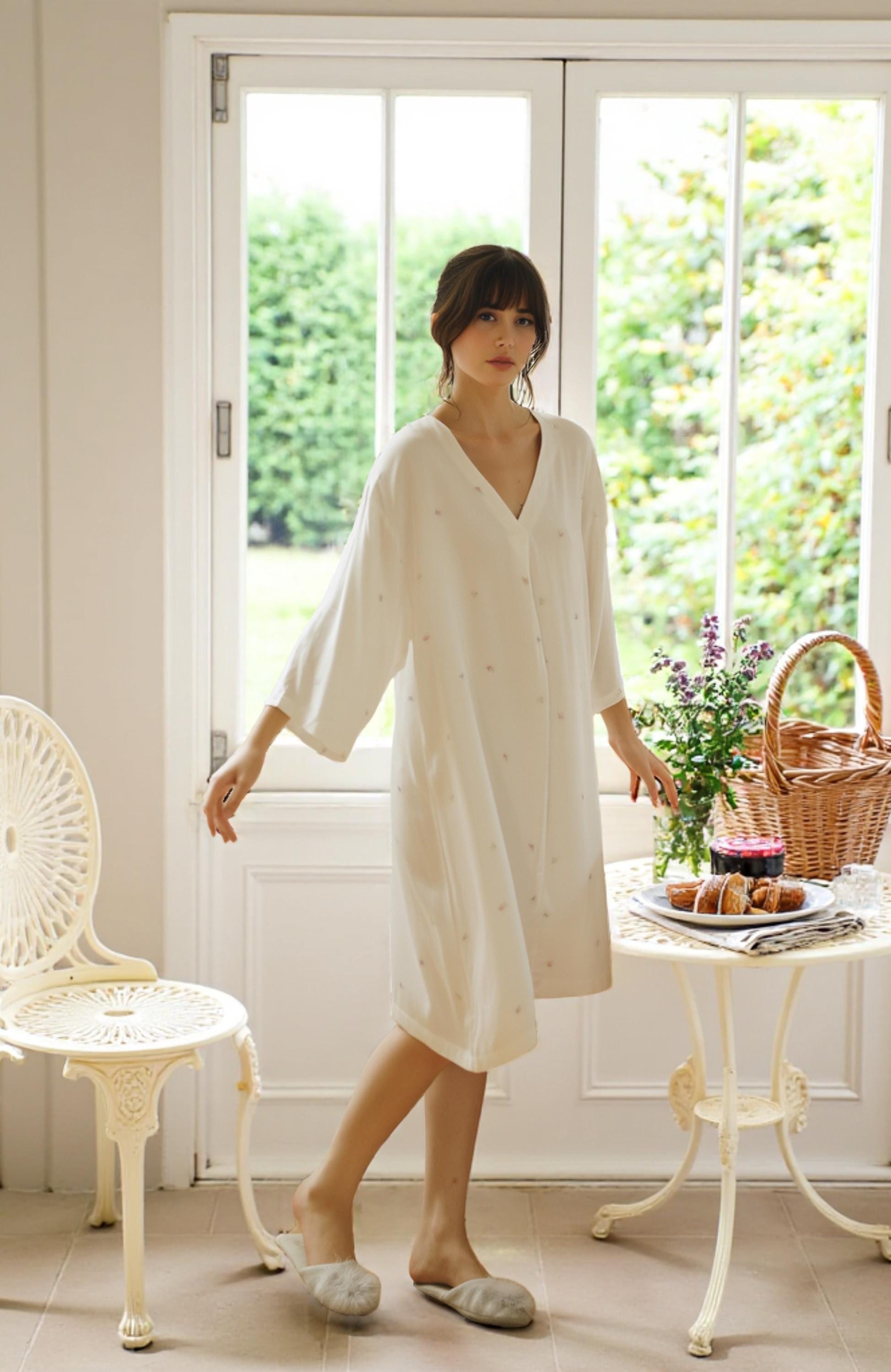 White Vintage-Style Lingerie – Romantic Cottagecore Bridal Nightdress, for Honeymoon or Sleepwear